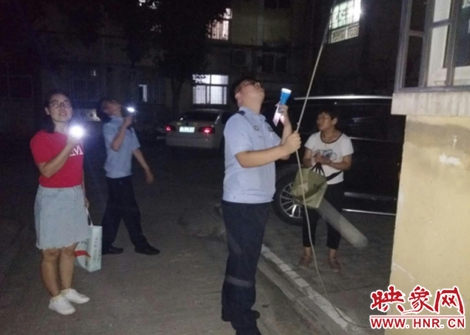 鞏義市新華路街道夜查電動(dòng)車(chē)違規(guī)充電行為